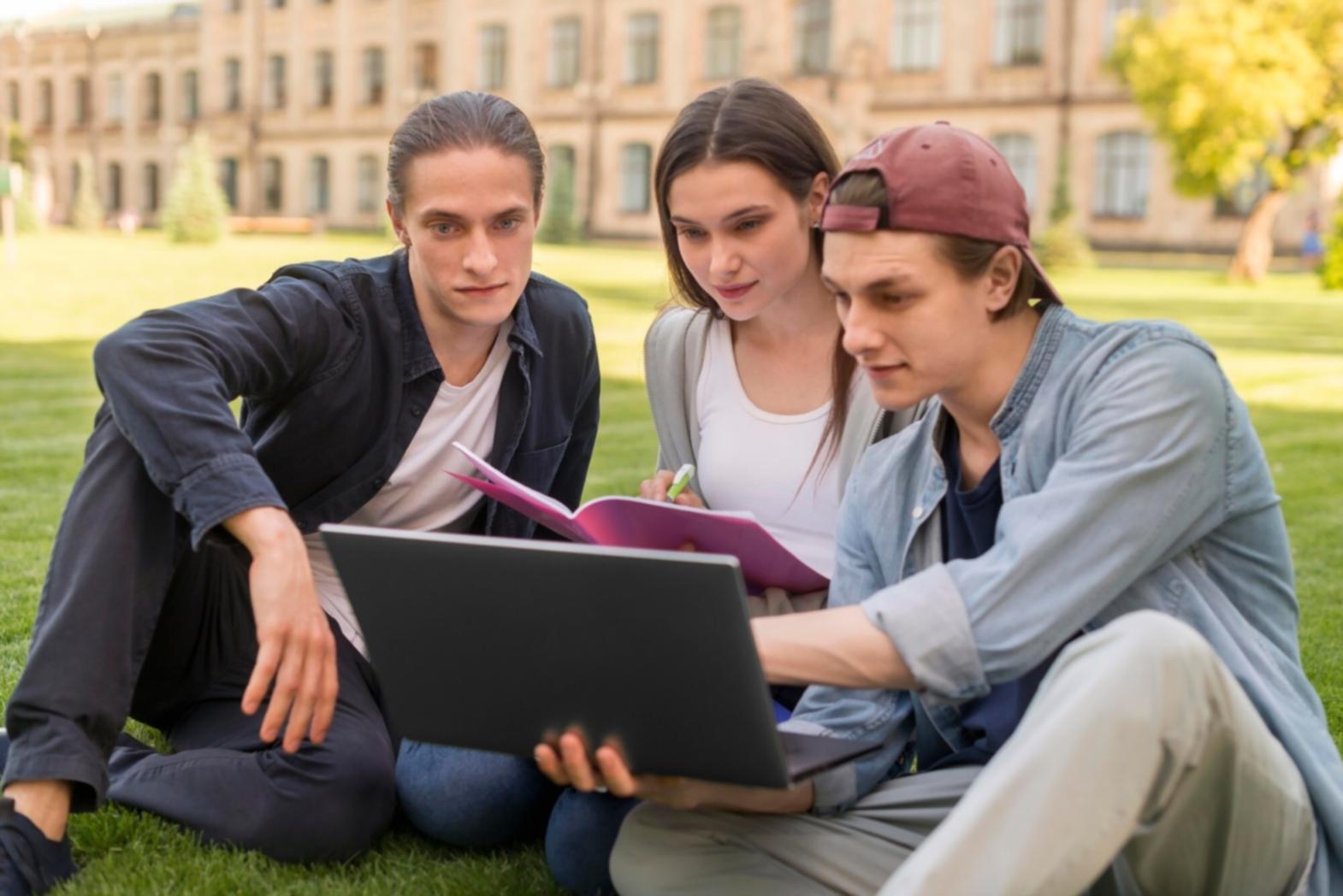 Tým emparixulano při společné práci na projektě